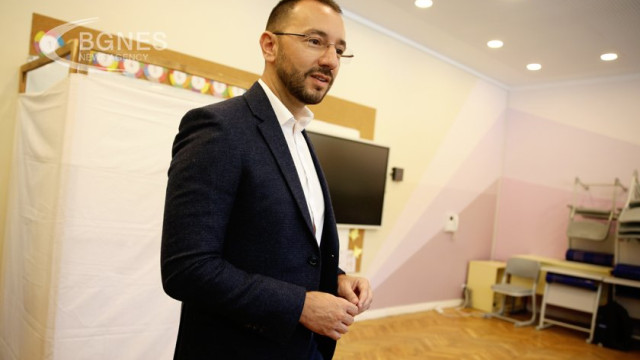 Anton Hekimiyan votes in the local elections 29 10 2023